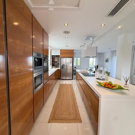 Villa Stunning And Luxury In Marbella-atalaya - 250m To Gc Atalaya, 2x 18 Holes And Very Close To The Of San Pedro De Alcantara And Puerto Banus Or Puente *