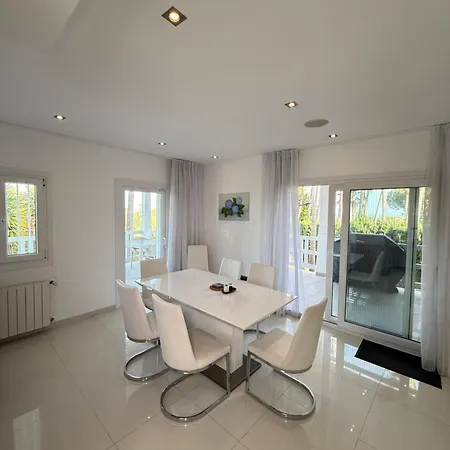 Villa Stunning And Luxury In Marbella-atalaya - 250m To Gc Atalaya, 2x 18 Holes And Very Close To The Of San Pedro De Alcantara And Puerto Banus Or Puente *