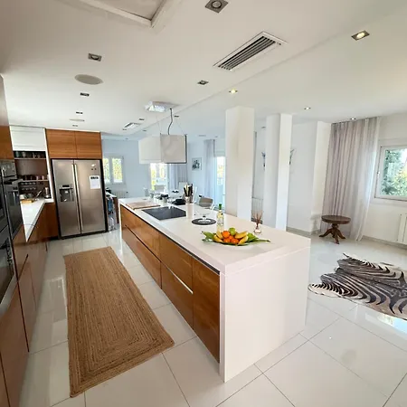 Stunning And Luxury In Marbella-atalaya - 250m To Gc Atalaya, 2x 18 Holes And Very Close To The Of San Pedro De Alcantara And Puerto Banus Or Puente Estepona