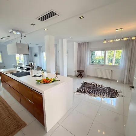 Stunning And Luxury In Marbella-atalaya - 250m To Gc Atalaya, 2x 18 Holes And Very Close To The Of San Pedro De Alcantara And Puerto Banus Or Puente Estepona