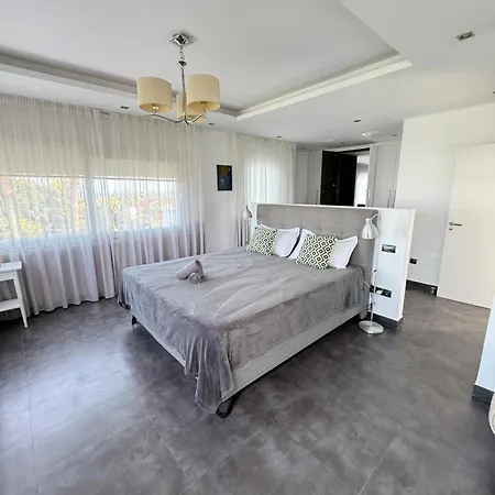 Stunning And Luxury In Marbella-atalaya - 250m To Gc Atalaya, 2x 18 Holes And Very Close To The Of San Pedro De Alcantara And Puerto Banus Or Puente Estepona