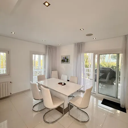 Stunning And Luxury In Marbella-atalaya - 250m To Gc Atalaya, 2x 18 Holes And Very Close To The Of San Pedro De Alcantara And Puerto Banus Or Puente Villa