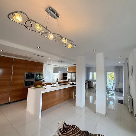Stunning And Luxury In Marbella-atalaya - 250m To Gc Atalaya, 2x 18 Holes And Very Close To The Of San Pedro De Alcantara And Puerto Banus Or Puente Villa Estepona