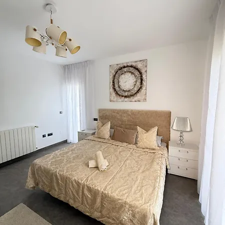 Stunning And Luxury In Marbella-atalaya - 250m To Gc Atalaya, 2x 18 Holes And Very Close To The Of San Pedro De Alcantara And Puerto Banus Or Puente Villa