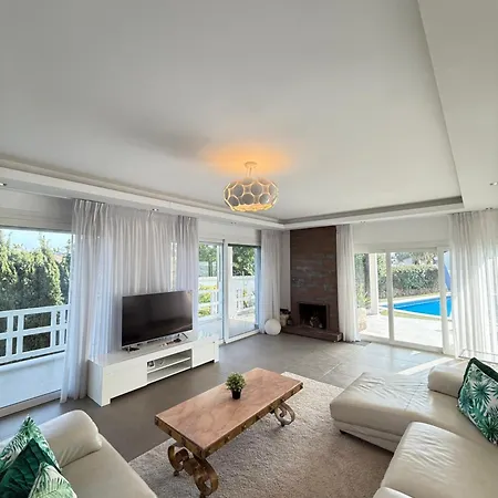 Villa Stunning And Luxury In Marbella-atalaya - 250m To Gc Atalaya, 2x 18 Holes And Very Close To The Of San Pedro De Alcantara And Puerto Banus Or Puente *